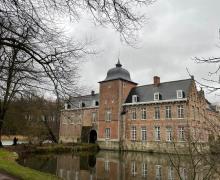 Eeuwenoud dak van waterkasteel Nieuwermolen hersteld