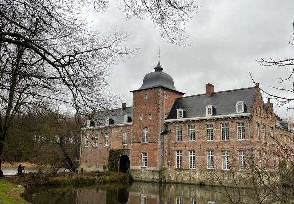 Eeuwenoud dak van waterkasteel Nieuwermolen hersteld